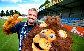 Hauptberuflich ist Patrick Remken Sportlehrer an einer Realschule. An Wochenenden animiert er regelmäßig die Anhänger des SC Wiedenbrück im Jahnstadion. Weil er in einer Saison aber nicht immer dafür Zeit hat, wird jetzt ein zweiter Mann gesucht. - Andreas Frücht Hauptberuflich ist Patrick Remken Sportlehrer an einer Realschule. An Wochenenden animiert er regelmäßig die Anhänger des SC Wiedenbrück im Jahnstadion. Weil er in einer Saison aber nicht immer dafür Zeit hat, wird jetzt ein zweiter Mann gesucht. - Andreas Frücht
