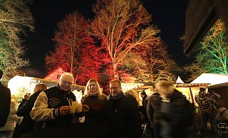 Mit einem heißen Eierpunsch stießen Detlef Schulz von der Kaufmannschaft (v.l.), die KuV-Vorsitzende Daniela Dembert und Bürgermeister Thomas Meyer auf einen gelungenen Auftakt des Adventsbummels 2019 an. - Andreas Sundermeier Mit einem heißen Eierpunsch stießen Detlef Schulz von der Kaufmannschaft (v.l.), die KuV-Vorsitzende Daniela Dembert und Bürgermeister Thomas Meyer auf einen gelungenen Auftakt des Adventsbummels 2019 an. - Andreas Sundermeier