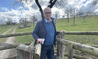 Schön hier: Ewald Hanisch zeigt, wie Wanderer auf die Obstwiese gelangen, die auch als Wiese für Hochlandrinder genutzt wird. - Ralf T. Mischer Schön hier: Ewald Hanisch zeigt, wie Wanderer auf die Obstwiese gelangen, die auch als Wiese für Hochlandrinder genutzt wird. - Ralf T. Mischer
