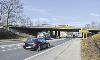 Schlechte Diagnosen: Der Brücke über der Borchener Straße sieht man ihre zahlreichen Mängel nicht an. Da jedoch Korrosionsgefahr besteht, sollen die Bauarbeiten schnellstmöglich starten. - Svenja Ludwig Schlechte Diagnosen: Der Brücke über der Borchener Straße sieht man ihre zahlreichen Mängel nicht an. Da jedoch Korrosionsgefahr besteht, sollen die Bauarbeiten schnellstmöglich starten. - Svenja Ludwig