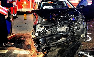 Plötzlich steht ein BMW quer. Ein Mercedesfahrer kann anhalten, aber von hinten prallt ein weiteres Fahrzeug in die Unfallstelle. - Andreas Fruecht Plötzlich steht ein BMW quer. Ein Mercedesfahrer kann anhalten, aber von hinten prallt ein weiteres Fahrzeug in die Unfallstelle. - Andreas Fruecht