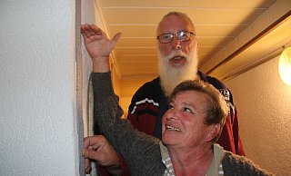 Der Keller von Angelika und Rainer Schröder stand Pfingsten 1997 komplett unter Wasser. Angelika Schröder zeigt, bis wohin der Keller damals geflutet war. Fast 1,90 Meter hoch stand das Wasser. - Anthea Moschner Der Keller von Angelika und Rainer Schröder stand Pfingsten 1997 komplett unter Wasser. Angelika Schröder zeigt, bis wohin der Keller damals geflutet war. Fast 1,90 Meter hoch stand das Wasser. - Anthea Moschner
