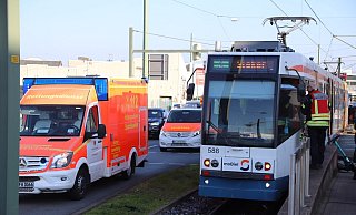 Die Stadtbahn war gerade im Begriff, in die Haltestelle Ziegelstraße einzufahren. - Charlotte Mahncke Die Stadtbahn war gerade im Begriff, in die Haltestelle Ziegelstraße einzufahren. - Charlotte Mahncke