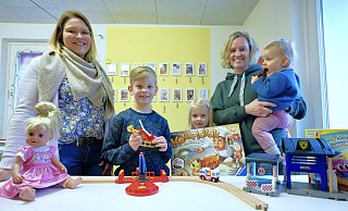 Stammgäste in der Spielothek: Meike Wessel, Tilo, Oda, Mutter Annika und Enke, v.l., finden das Angebot der Kita Tausendfüßler klasse - und auch die Puppe ganz links, die zum Angebot gehört, freut sich (ein bisschen). - Peter Unger Stammgäste in der Spielothek: Meike Wessel, Tilo, Oda, Mutter Annika und Enke, v.l., finden das Angebot der Kita Tausendfüßler klasse - und auch die Puppe ganz links, die zum Angebot gehört, freut sich (ein bisschen). - Peter Unger