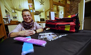 Birgit Westphal aus Ostkilver besucht ihre Patienten zuhause und bringt dazu eine mobile Liege, Tapes, Akupunkturnadeln und ihren roten Rucksack mit. - Gerald Dunkel Birgit Westphal aus Ostkilver besucht ihre Patienten zuhause und bringt dazu eine mobile Liege, Tapes, Akupunkturnadeln und ihren roten Rucksack mit. - Gerald Dunkel