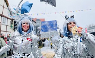 Bunte Kostüme, beste Stimmung - und trockenes Wetter: Tausende feiern Weiberfastnacht 2024 in Stukenbrock. - Lena Vanessa Bleck Bunte Kostüme, beste Stimmung - und trockenes Wetter: Tausende feiern Weiberfastnacht 2024 in Stukenbrock. - Lena Vanessa Bleck