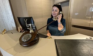 Ute Sievers vom Flair Hotel Stadt Höxter an der Rezeption im frisch renovierten Empfangsraum des Hotels. - Ralf T. Mischer Ute Sievers vom Flair Hotel Stadt Höxter an der Rezeption im frisch renovierten Empfangsraum des Hotels. - Ralf T. Mischer