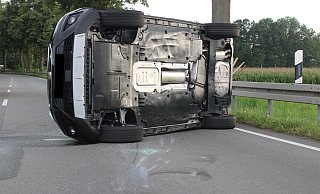 Der Seat überschlug sich bei dem Überholmanöver. - Polizei Minden-Lübbecke Der Seat überschlug sich bei dem Überholmanöver. - Polizei Minden-Lübbecke
