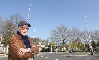 Roland Wedig (78) am Bahnübergang Detmolder Straße, während des Bahn-Streiks am Freitagvormittag. Von seinem Wohnzimmer aus hat er a Montag gesehen, wie sich ein Zug durch die Autos den Weg zum Südbahnhof bahnte. - Ulf Hanke Roland Wedig (78) am Bahnübergang Detmolder Straße, während des Bahn-Streiks am Freitagvormittag. Von seinem Wohnzimmer aus hat er a Montag gesehen, wie sich ein Zug durch die Autos den Weg zum Südbahnhof bahnte. - Ulf Hanke