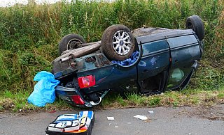 Aus ungeklärter Ursache kam Audi A4 nach von der Straße ab, streifte einen Baum und überschlug sich mehrfach. - Ralph Meyer Aus ungeklärter Ursache kam Audi A4 nach von der Straße ab, streifte einen Baum und überschlug sich mehrfach. - Ralph Meyer
