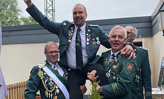 Ein Bild aus besseren Zeiten: Im letzten Jahr wurde Felix Knorr neuer König der Eilshauser Scützen, in diesem Jahr gibt es kein Königsschießen. - Schützen Eilshausen Ein Bild aus besseren Zeiten: Im letzten Jahr wurde Felix Knorr neuer König der Eilshauser Scützen, in diesem Jahr gibt es kein Königsschießen. - Schützen Eilshausen