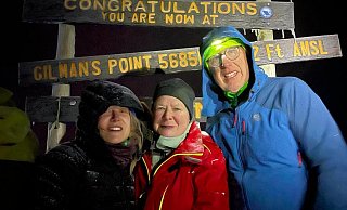 Svenja (v. l.), Marlies und Jürgen Siltmann haben es zum Gilmans-Point am Kilimandscharo geschafft. Der Punkt liegt auf 5.685 Metern. - Familie Siltmann Svenja (v. l.), Marlies und Jürgen Siltmann haben es zum Gilmans-Point am Kilimandscharo geschafft. Der Punkt liegt auf 5.685 Metern. - Familie Siltmann