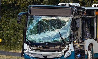 Die Front des Busses wurde eingedrückt. - Freitag TV Die Front des Busses wurde eingedrückt. - Freitag TV