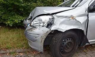 Der Toyota der 81-Jährigen kam von der Fahrbahn ab und fahr gegen einem Laternenpfahl. - Polizei Kreis Herford Der Toyota der 81-Jährigen kam von der Fahrbahn ab und fahr gegen einem Laternenpfahl. - Polizei Kreis Herford