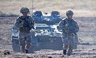 Das Bild zeigt Soldaten während einer Präsentation auf dem Truppenübungsplatz bei Augustdorf. - picture alliance/dpa Das Bild zeigt Soldaten während einer Präsentation auf dem Truppenübungsplatz bei Augustdorf. - picture alliance/dpa