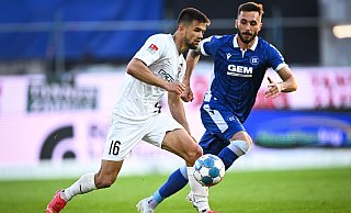 Visar Musliu (l.), der sich hier im Ingolstädter Trikot ein Duell gegen KSC-Spieler Fabian Schleusener liefert, ist ab sofort für den SC Paderborn im Einsatz. - picture alliance Visar Musliu (l.), der sich hier im Ingolstädter Trikot ein Duell gegen KSC-Spieler Fabian Schleusener liefert, ist ab sofort für den SC Paderborn im Einsatz. - picture alliance