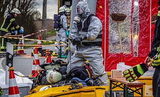 Beim Entladen wird plötzlich deutlich, dass die Ladung gefährlich ist. Der ABC-Zug ist im Einsatz. - Paul Brinkmann Beim Entladen wird plötzlich deutlich, dass die Ladung gefährlich ist. Der ABC-Zug ist im Einsatz. - Paul Brinkmann