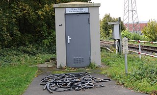 Am Bahnübergang "Zur Rauhen Horst" wurden Reste der entwendeten Kupferkabel aufgefunden. - Kreispolizeibhörde Minden-Lübbecke Am Bahnübergang "Zur Rauhen Horst" wurden Reste der entwendeten Kupferkabel aufgefunden. - Kreispolizeibhörde Minden-Lübbecke