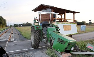 Der Traktor schleuderte nach der Kollision gegen ein Andreaskreuz. - Polizei Der Traktor schleuderte nach der Kollision gegen ein Andreaskreuz. - Polizei
