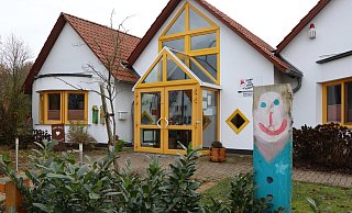 Das knapp 30 Jahre alte Gebäude der Kita Niedermehnen ist nach Angaben der AWO von Schimmel befallen. Eine Sanierung ist laut AWO nicht wirtschaftlich und deshalb soll ein Ersatz-Neubau her. - Sonja Rohlfing Das knapp 30 Jahre alte Gebäude der Kita Niedermehnen ist nach Angaben der AWO von Schimmel befallen. Eine Sanierung ist laut AWO nicht wirtschaftlich und deshalb soll ein Ersatz-Neubau her. - Sonja Rohlfing