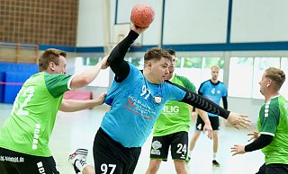 Eintracht Gadderbaum Brackwede II mit Teilzeitkraft Albert Kreismann (am Ball) verlor zum Auftakt in der OWL-Liga 23:28. - Peter Unger Eintracht Gadderbaum Brackwede II mit Teilzeitkraft Albert Kreismann (am Ball) verlor zum Auftakt in der OWL-Liga 23:28. - Peter Unger
