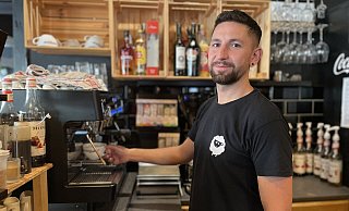 Piotr Hassa sucht einen Nachfolger für sein Café The Sheep. Potenzielle Bewerber sollen wenn möglich bestimmte Kriterien erfüllen. - Janina Pietruschka Piotr Hassa sucht einen Nachfolger für sein Café The Sheep. Potenzielle Bewerber sollen wenn möglich bestimmte Kriterien erfüllen. - Janina Pietruschka