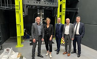 Am Teststand für Luftfahrtfahrwerke bei der Heggemann AG versammeln sich (v. l.) Robert Heggemann (Inhaber und Aufsichtsratschef), NRW-Wirtschaftsministerin Mona Neubaur, Stefan Berndes (Bundesverbandes der deutschen Luft- und Raumfahrtindustrie), Landrat und Fughafen-Aufsichtsratschef Christoph Rüther und Harald Cremer (Aerospace NRW). - Heggemann AG Am Teststand für Luftfahrtfahrwerke bei der Heggemann AG versammeln sich (v. l.) Robert Heggemann (Inhaber und Aufsichtsratschef), NRW-Wirtschaftsministerin Mona Neubaur, Stefan Berndes (Bundesverbandes der deutschen Luft- und Raumfahrtindustrie), Landrat und Fughafen-Aufsichtsratschef Christoph Rüther und Harald Cremer (Aerospace NRW). - Heggemann AG