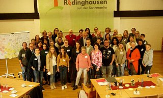 Zahlreiche Fachkräfte aus Schulen, Kitas, der Kinder- und Jugendhilfe, dem Gesundheitswesen und der Gemeindeverwaltung sind beim ersten Netzwerk-Treffen von „kinderstark“ im Haus des Gastes dabei. - Gemeinde Rödinghausen Zahlreiche Fachkräfte aus Schulen, Kitas, der Kinder- und Jugendhilfe, dem Gesundheitswesen und der Gemeindeverwaltung sind beim ersten Netzwerk-Treffen von „kinderstark“ im Haus des Gastes dabei. - Gemeinde Rödinghausen