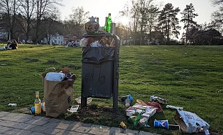 Im Bürgerpark quellen die Abfalleimer über. Am Wochenende kam es dort zu Pöbeleien. - Symbolbild: Julia Lichtnecker Im Bürgerpark quellen die Abfalleimer über. Am Wochenende kam es dort zu Pöbeleien. - Symbolbild: Julia Lichtnecker