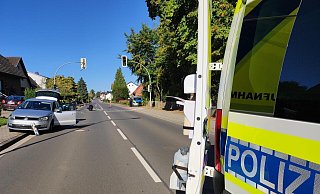 Ein Zehnjähriger wird am Dienstag beim Überqueren der Hauptstraße von einem Auto erfasst. - Carsten Korfesmeyer Ein Zehnjähriger wird am Dienstag beim Überqueren der Hauptstraße von einem Auto erfasst. - Carsten Korfesmeyer