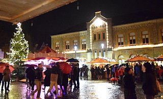 Regenschirme und große, von Lichtern erleuchtete Pfützen bestimmen ab Samstagnachmittag das Bild auf dem Rathausplatz. - Karin Prignitz Regenschirme und große, von Lichtern erleuchtete Pfützen bestimmen ab Samstagnachmittag das Bild auf dem Rathausplatz. - Karin Prignitz