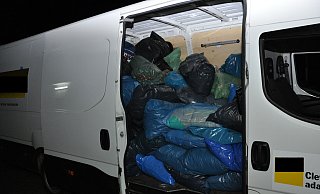 Archivbild: Die Aufnahme aus dem Jahr 2017 zeigt einen ebenfalls mit Altkleidern beladenen Kleintransporter. - Polizei Archivbild: Die Aufnahme aus dem Jahr 2017 zeigt einen ebenfalls mit Altkleidern beladenen Kleintransporter. - Polizei