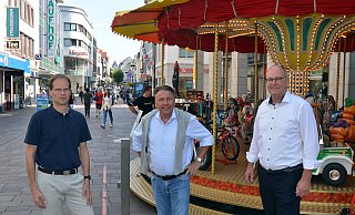 Heiko Appelbaum (v. l.), Hans-Otto Bröckling und Uwe Seibel haben den Startschuss für die „Spätsommermeile“ gegeben. - Stadt Paderborn/Lea Giesen Heiko Appelbaum (v. l.), Hans-Otto Bröckling und Uwe Seibel haben den Startschuss für die „Spätsommermeile“ gegeben. - Stadt Paderborn/Lea Giesen
