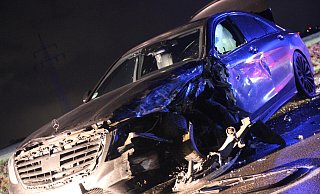 Auf der Bielefelder Straße kam es am Freitagabend zu einem Zusammenstoß zwischen einem Seat und einem Mercedes. - Jan-Henrik Gerdener Auf der Bielefelder Straße kam es am Freitagabend zu einem Zusammenstoß zwischen einem Seat und einem Mercedes. - Jan-Henrik Gerdener
