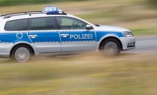 Die Polizei übernahm die Verfolgung, an der sich insgesamt sechs Streifenwagen beteiligten. - picture alliance / dpa Die Polizei übernahm die Verfolgung, an der sich insgesamt sechs Streifenwagen beteiligten. - picture alliance / dpa
