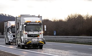 Reinigungsfahrzeuge sind in Richtung Süden auf der gesperrten Autobahn 7 im Einsatz. - Swen Pförtner Reinigungsfahrzeuge sind in Richtung Süden auf der gesperrten Autobahn 7 im Einsatz. - Swen Pförtner