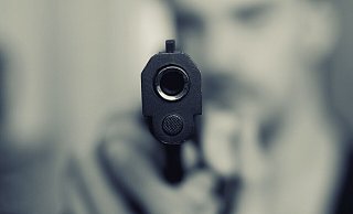 Der Räuber bedrohte den Mitarbeiter mit einer Schusswaffe. - Pixabay Der Räuber bedrohte den Mitarbeiter mit einer Schusswaffe. - Pixabay