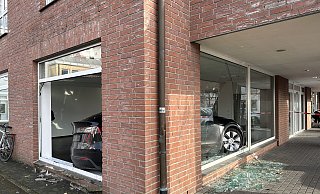 Durch eine Fehlbedienung landete der Tesla im Ladenraum des Hauses Bahnhofstraße 12. Es war an dieser Stelle bereits der vierte Vorfall dieser Art. - Heiko Kaiser Durch eine Fehlbedienung landete der Tesla im Ladenraum des Hauses Bahnhofstraße 12. Es war an dieser Stelle bereits der vierte Vorfall dieser Art. - Heiko Kaiser