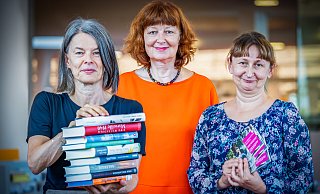 Ein Arm voller Bücher und mehr bieten die 29. Literaturtage Bielefeld, die von Angelika Teller (links) organisiert werden. Petra Josting vertritt den Förderverein der Stadtbibliothek, Iulia Capros ist Leiterin der Stadtbibliothek. - Sarah Jonek Fotografie Ein Arm voller Bücher und mehr bieten die 29. Literaturtage Bielefeld, die von Angelika Teller (links) organisiert werden. Petra Josting vertritt den Förderverein der Stadtbibliothek, Iulia Capros ist Leiterin der Stadtbibliothek. - Sarah Jonek Fotografie