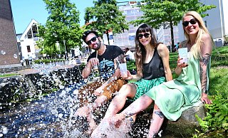 Eric, Lisa und Carolina gönnen sich im vergangenen Sommer eine Abkühlung im Park der Menschenrechte. - Archiv: Barbara Franke Eric, Lisa und Carolina gönnen sich im vergangenen Sommer eine Abkühlung im Park der Menschenrechte. - Archiv: Barbara Franke