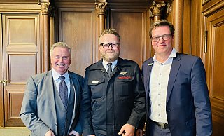 Bürgermeister Tim Kähler (l.) und Kämmerer Jochen Strieckmann (r.) freuten sich mit Axel Freitag über dessen Wiederwahl. - Susanne Körner/Stadt Herford Bürgermeister Tim Kähler (l.) und Kämmerer Jochen Strieckmann (r.) freuten sich mit Axel Freitag über dessen Wiederwahl. - Susanne Körner/Stadt Herford