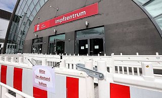 Obwohl die Omikron-Variante in der Stadt angekommen ist und nur die Booster-Impfung einen guten Schutz bietet, kann das große Impfzentrum nicht weitermachen. - Wolfgang Rudolf Obwohl die Omikron-Variante in der Stadt angekommen ist und nur die Booster-Impfung einen guten Schutz bietet, kann das große Impfzentrum nicht weitermachen. - Wolfgang Rudolf