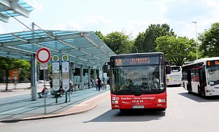 Ber der angestrebten kleinen Lösung für den Umbau des Busbahnhofs könnten die Dachkonstruktionen und die Bäume erhalten werden. - Frank-Michael Kiel-Steinkamp Ber der angestrebten kleinen Lösung für den Umbau des Busbahnhofs könnten die Dachkonstruktionen und die Bäume erhalten werden. - Frank-Michael Kiel-Steinkamp