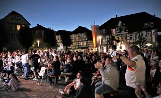 Der Jubel nach dem Ausgleich beim Rudelgucken gegen die Schweiz auf dem Neustadt-Marktplatz in Warburg. - Simone Flörke Der Jubel nach dem Ausgleich beim Rudelgucken gegen die Schweiz auf dem Neustadt-Marktplatz in Warburg. - Simone Flörke