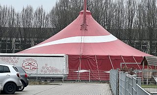 Die Verletzten sollen zu dem "Circus Lollipop" gehören, der sein rotes Zelt für ein Projekt an der Grundschule in Rheda-Wiedenbrück im Kreis Gütersloh aufgebaut hat. - Wolfgang Wotke Die Verletzten sollen zu dem "Circus Lollipop" gehören, der sein rotes Zelt für ein Projekt an der Grundschule in Rheda-Wiedenbrück im Kreis Gütersloh aufgebaut hat. - Wolfgang Wotke