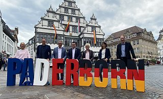 Fabienne Leibold (Deutsch-Französische Gesellschaft), Stadtsprecher Jens Reinhardt, Bürgermeister Michael Dreier, SCP-Geschäftsführer Martin Hornberger, Birgit Kelliger (DFG-Präsidentin), Neele Rickers (SCP-Marketingleiterin) und René Möller (Padersprinter) freuen sich darauf, zur Euro 2024 viele Gäste aus Frankreich in Paderborn begrüßen zu können. - Marc Schröder Fabienne Leibold (Deutsch-Französische Gesellschaft), Stadtsprecher Jens Reinhardt, Bürgermeister Michael Dreier, SCP-Geschäftsführer Martin Hornberger, Birgit Kelliger (DFG-Präsidentin), Neele Rickers (SCP-Marketingleiterin) und René Möller (Padersprinter) freuen sich darauf, zur Euro 2024 viele Gäste aus Frankreich in Paderborn begrüßen zu können. - Marc Schröder