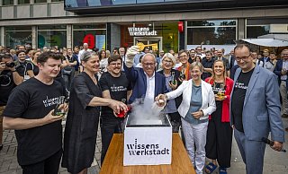 Schon die Eröffnung ein Experiment: (von links) Kirill Wulfert (WWS), Architektin Friederike Kriete, Giovanni Fusarelli (WWS), OB Pit Clausen, Ingeborg Schramm-Wölk (HSBI), Angelika Epple (Uni), Gesa Fischer (WWS) und Martin Knabenreich (Bielefeld Mareketing). - Sarah Jonek Schon die Eröffnung ein Experiment: (von links) Kirill Wulfert (WWS), Architektin Friederike Kriete, Giovanni Fusarelli (WWS), OB Pit Clausen, Ingeborg Schramm-Wölk (HSBI), Angelika Epple (Uni), Gesa Fischer (WWS) und Martin Knabenreich (Bielefeld Mareketing). - Sarah Jonek