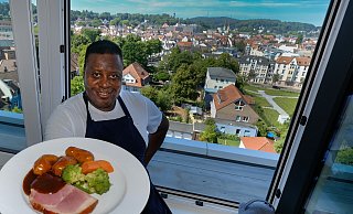 Mittag mit Ausblick: Gabriel Bright kocht täglich frisch, neben deftigen Spezialitäten aber auch vegetarische Gerichte. Und das zu äußerst fairen Tarifen. - Andreas Zobe Mittag mit Ausblick: Gabriel Bright kocht täglich frisch, neben deftigen Spezialitäten aber auch vegetarische Gerichte. Und das zu äußerst fairen Tarifen. - Andreas Zobe