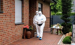 Mitglieder der Mordkommission Piepenstrang verlassen den Tatort. Die Tatwaffe konnten sie identifizieren. - Charlotte Mahncke Mitglieder der Mordkommission Piepenstrang verlassen den Tatort. Die Tatwaffe konnten sie identifizieren. - Charlotte Mahncke
