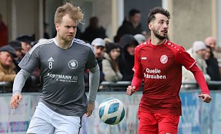 Laufduell: Kirchlengerns Kadir Yildirim (r.) und Tengerns Felix Waltke gehen mit Tempo zum Ball. Yildirim musste im zweiten Durchgang sein Trikot wechseln, wenig später traf er zum zwischenzeitlichen 2:0. Am Ende hieß es 3:1 für RWK. - Niklas Gessat Laufduell: Kirchlengerns Kadir Yildirim (r.) und Tengerns Felix Waltke gehen mit Tempo zum Ball. Yildirim musste im zweiten Durchgang sein Trikot wechseln, wenig später traf er zum zwischenzeitlichen 2:0. Am Ende hieß es 3:1 für RWK. - Niklas Gessat